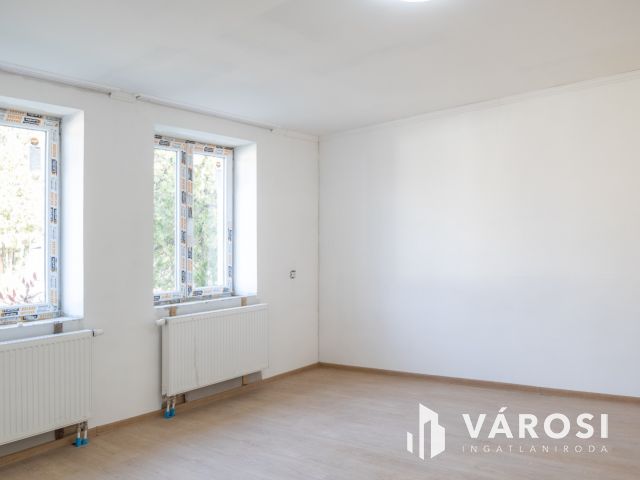 Három generációs 6 szobás családi ház Tápén