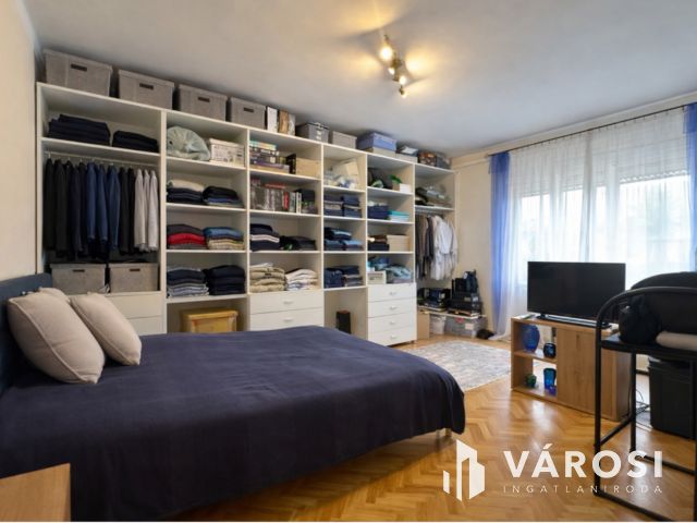 Debrecen egyik LEGSZEBB utcájában kertes ház eladó!