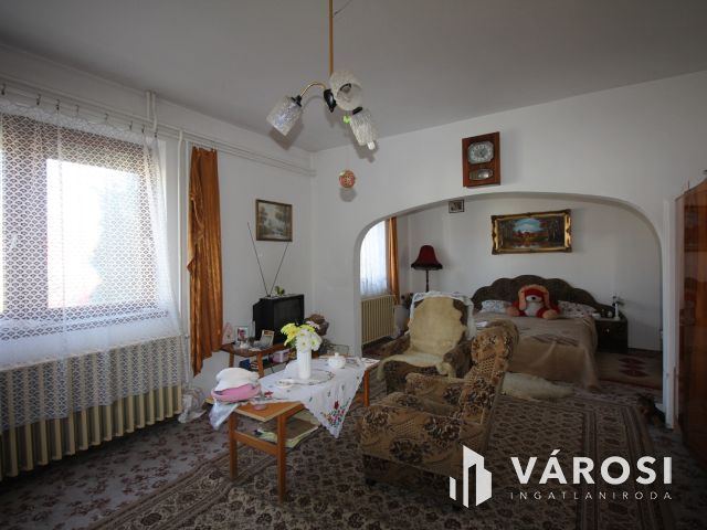 Vásárhelyen, Újvároson 6 szobás családiház ajánlat.