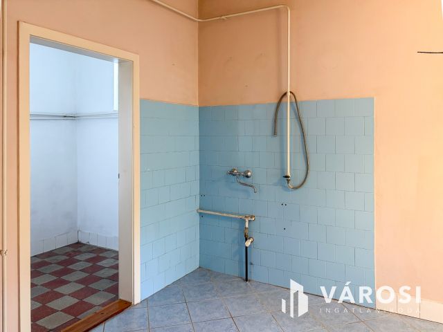 Jó állapotú "kádárkocka" önálló telken, a Kórház közelében