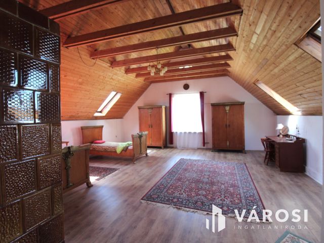 Kastélyjellegű birtok panorámával és saját vízparttal