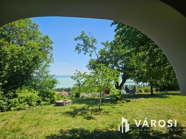 Badacsonyi nyaraló teljes és örök balatoni panorámával eladó