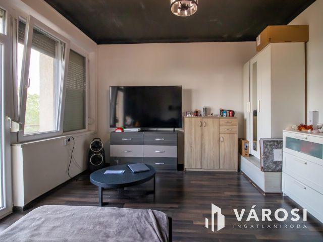 Öreghegyi nappali+3 szobás sorház, kis kerttel