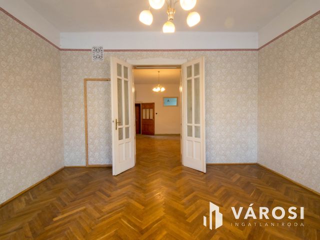 Belvárosi házrész garázzsal, a piactól pár perc sétára
