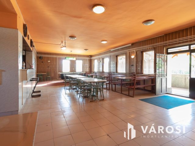 A 3-as főút mentén, Hort központjában 225 m2-es üzlet eladó