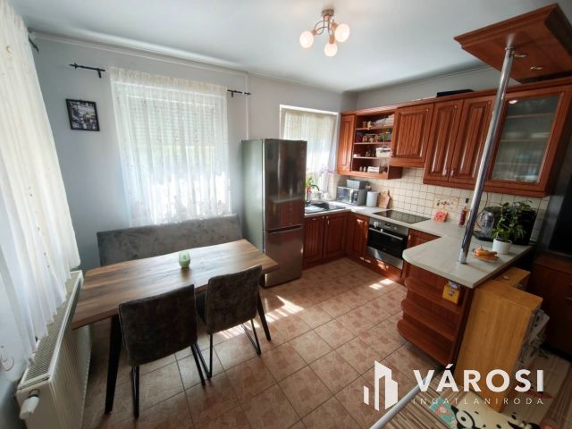 Mikepércs központjában, 3 szoba nappalis szuper jó lakás!